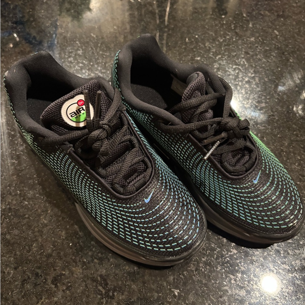 NWOT KiDS Nike Black and Green AirMax Shoes | SZ 3